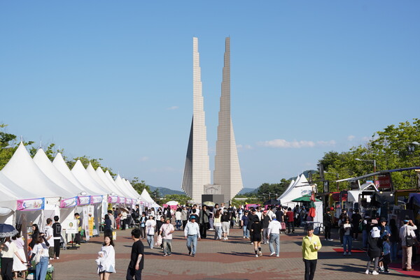 [2025 천안 K-컬처박람회 포토뉴스] 산업전시관 관람객 대거 몰려