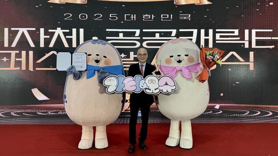 서산을 대표하는 점박이 물범 캐릭터 가티와 오슈가 13일 대전컨벤션센터에서 열린 대한민국 지자체·공공 캐릭터 페스티벌에서 장려상을 받았다./사진=서산시 제공