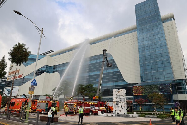 16일 대전복합터미널 서관 1층에서 화재가 발생한 상황을 가정해 2025년도 통합소방훈련이 실시됐다. /사진=대전복합터미널 제공